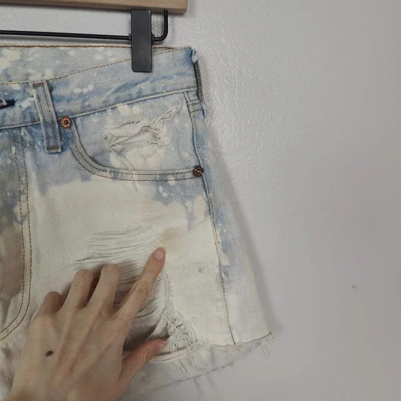 Vtg 70s Levi's Shorts Womens 28 501 Cut-Off Button Fly Bleach Wash Distressed - Picture 3 of 10